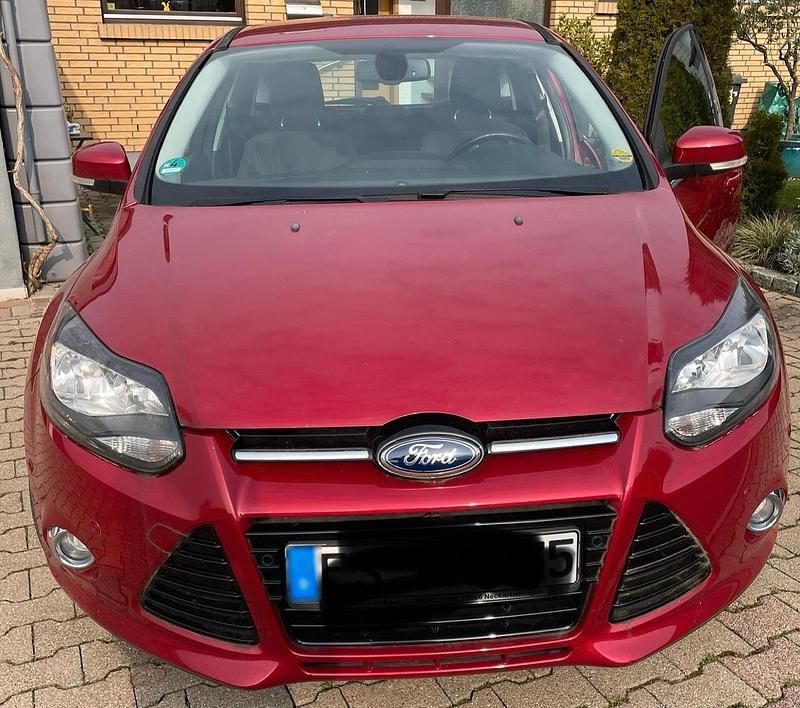 Gebraucht Ford Focus 125 PS (91 kW) 2012 Rot Limousine