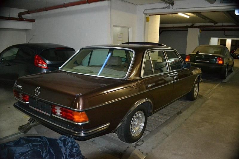 Second-hand Mercedes E280 185 CP (136 kW) 1981 Maro Berlinǎ