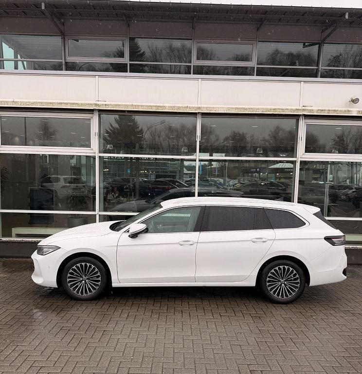 Gebraucht VW Passat Elegance 150 PS (110 kW) 2024 Weiß Kombi