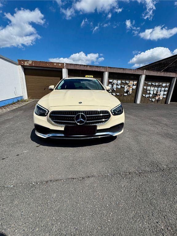 Gelb Gebraucht 2023 Mercedes E200 Limousine | 22.999 € (Teuer) - Bild 1/4