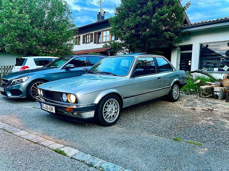 Gebraucht BMW 325 122 PS (89 kW) 1985 Silber Limousine