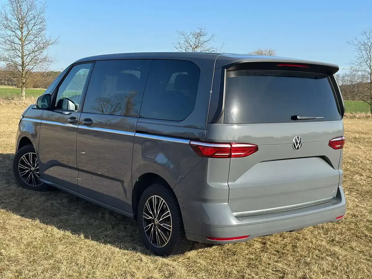 Gebraucht VW Multivan Pro 150 PS (110 kW) 2025 Grau Van / Kleinbus