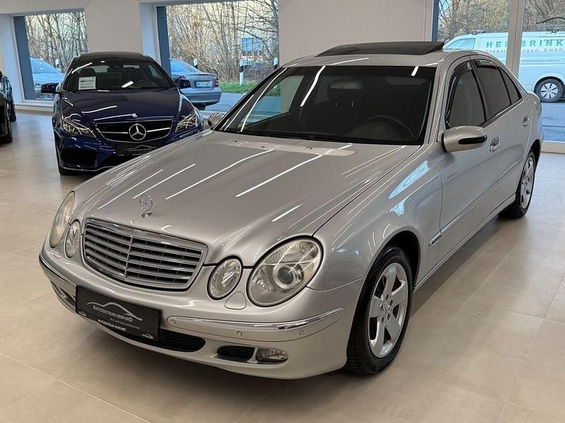 Silber Gebraucht 2004 Mercedes E200 Elegance Limousine | 3.999 € (Fairer Preis) - Bild 1/4