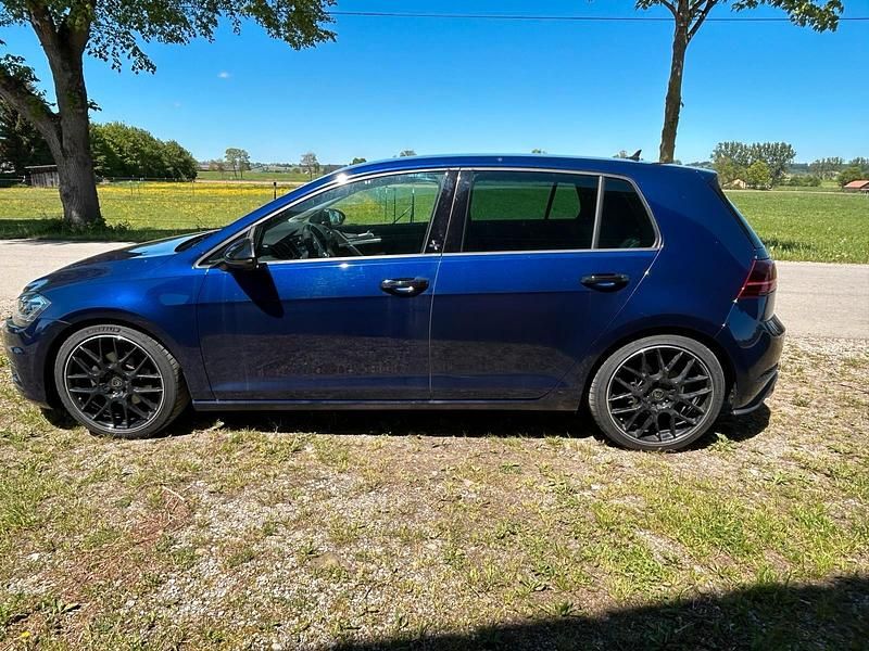 Blau Gebraucht 2018 VW Golf VII R Limousine | 14.299 € - Bild 1/4