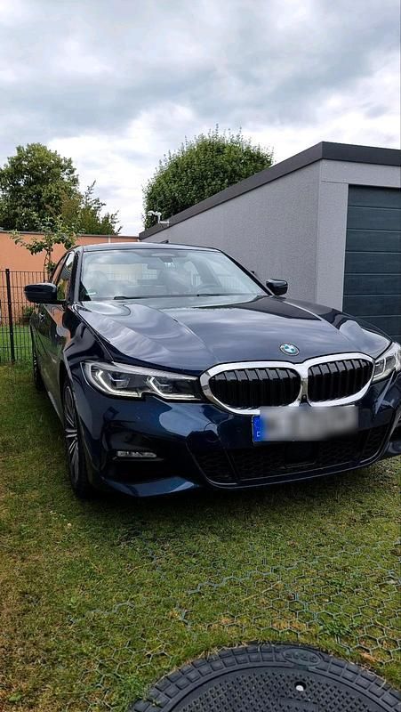 Blau Gebraucht 2019 BMW 330e M Sport Limousine | 33.300 € (Teuer) - Bild 1/4