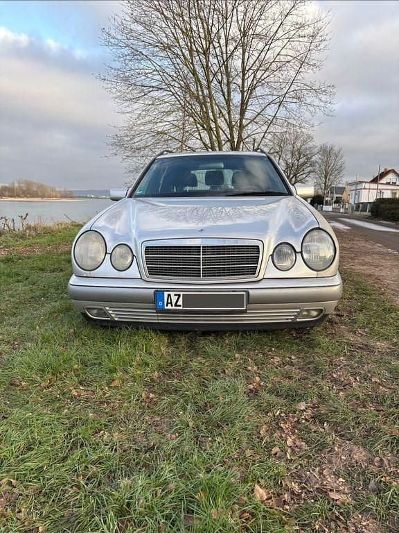 Silber Gebraucht 1997 Mercedes E200 Limousine | 1.090 € (Superpreis) - Bild 1/4