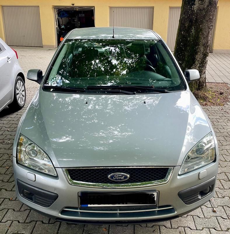Grau Gebraucht 2005 Ford Focus Limousine | 1.000 € (Guter Preis) - Bild 1/4