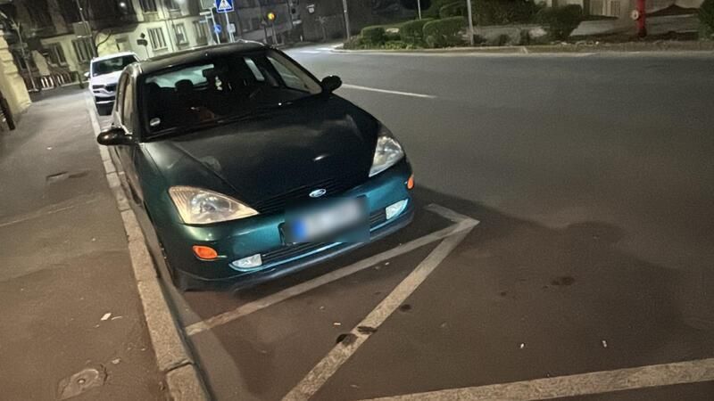 Grün Gebraucht 1998 Ford Focus Limousine | 1.700 € (Fairer Preis) - Bild 1/4
