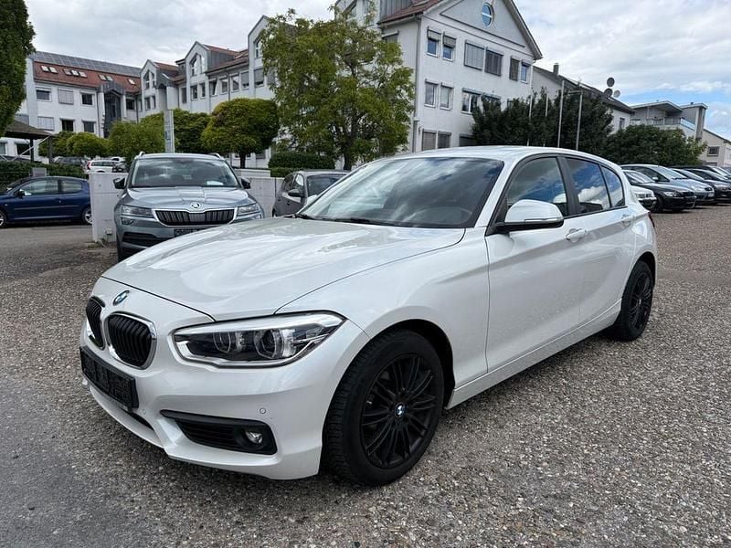 Weiß Gebraucht 2017 BMW 118 Advantage Kleinwagen | 14.490 € (Fairer Preis) - Bild 1/4