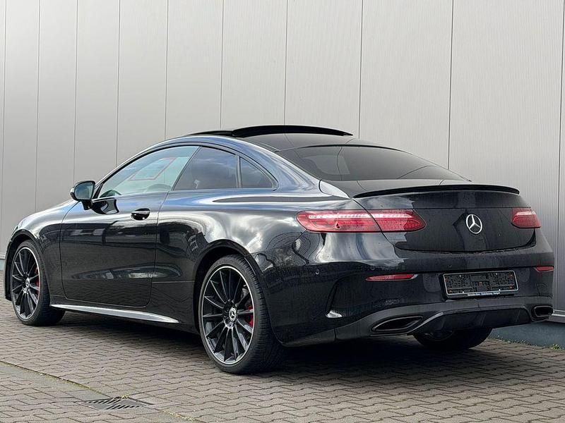 Gebraucht Mercedes E200 AMG 197 PS (144 kW) 2022 Schwarz Coupé