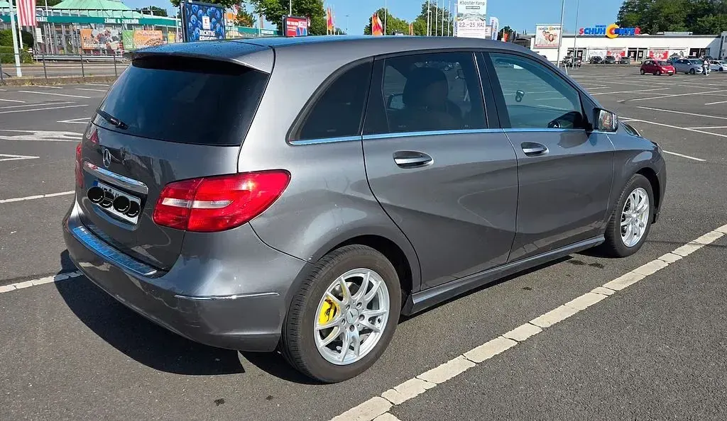 Gebraucht Mercedes B180 Sport Edition 109 PS (80 kW) 2013 Grau Kleinwagen