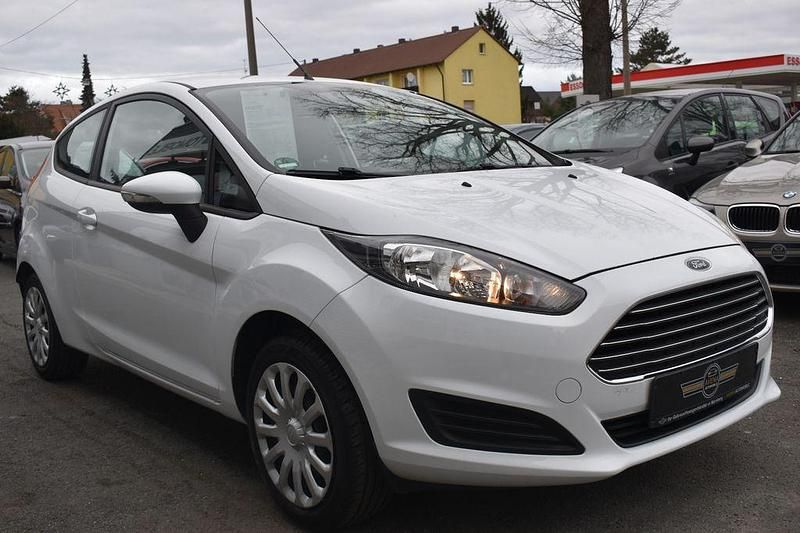 Gebraucht Ford Fiesta Trend 60 PS (44 kW) 2014 Weiß Kleinwagen
