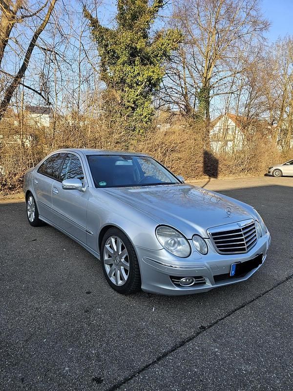 Silber Gebraucht 2007 Mercedes E320 Avantgarde Limousine | 5.950 € (Etwas zu teuer) - Bild 1/4