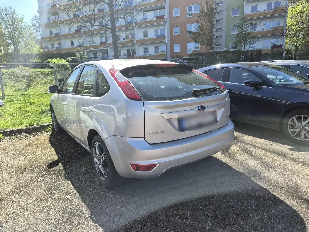 Gebraucht Ford Focus 109 PS (80 kW) 2010 Silber Limousine