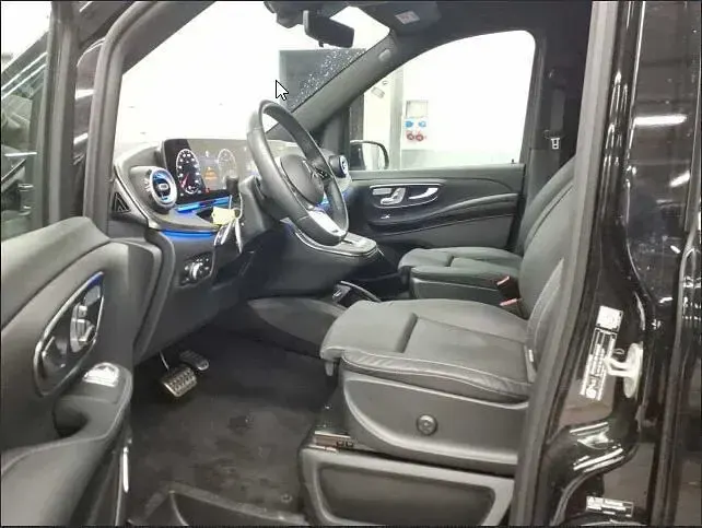 Gebraucht Mercedes V300 Avantgarde 237 PS (174 kW) 2024 Schwarz Van / Kleinbus