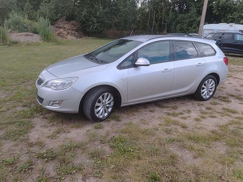 Grau Gebraucht 2012 Opel Astra S Kombi | 4.800 € (Teuer) - Bild 1/4
