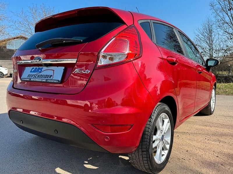 Gebraucht Ford Fiesta Titanium 101 PS (74 kW) 2016 Rot Limousine