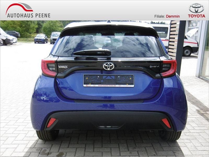 Neu Toyota Yaris Hybrid 116 PS (85 kW) 2025 Blau Limousine