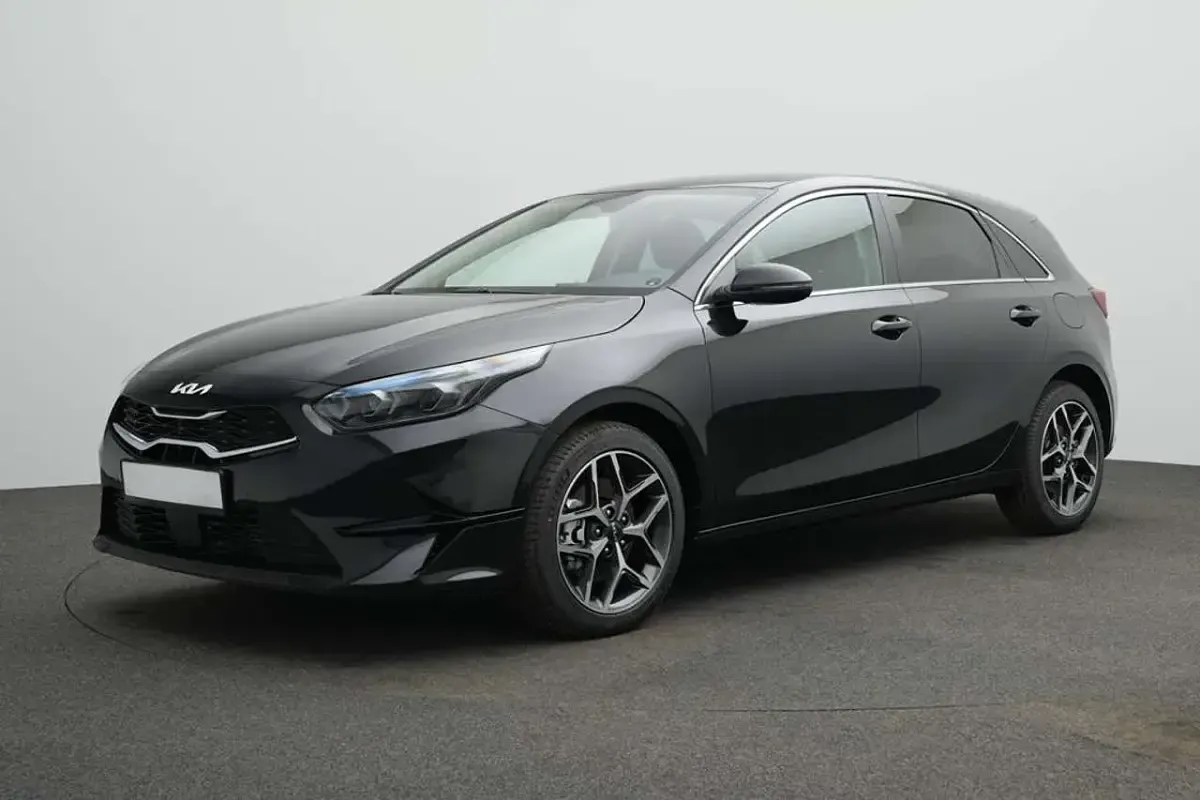 Gebraucht Kia Ceed 140 PS (102 kW) 2025 Zilinaschwarz metall Kleinwagen