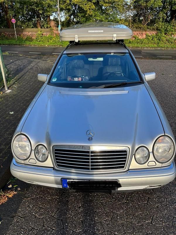 Silber Gebraucht 1998 Mercedes E240 Kombi | 2.450 € (Superpreis) - Bild 1/4