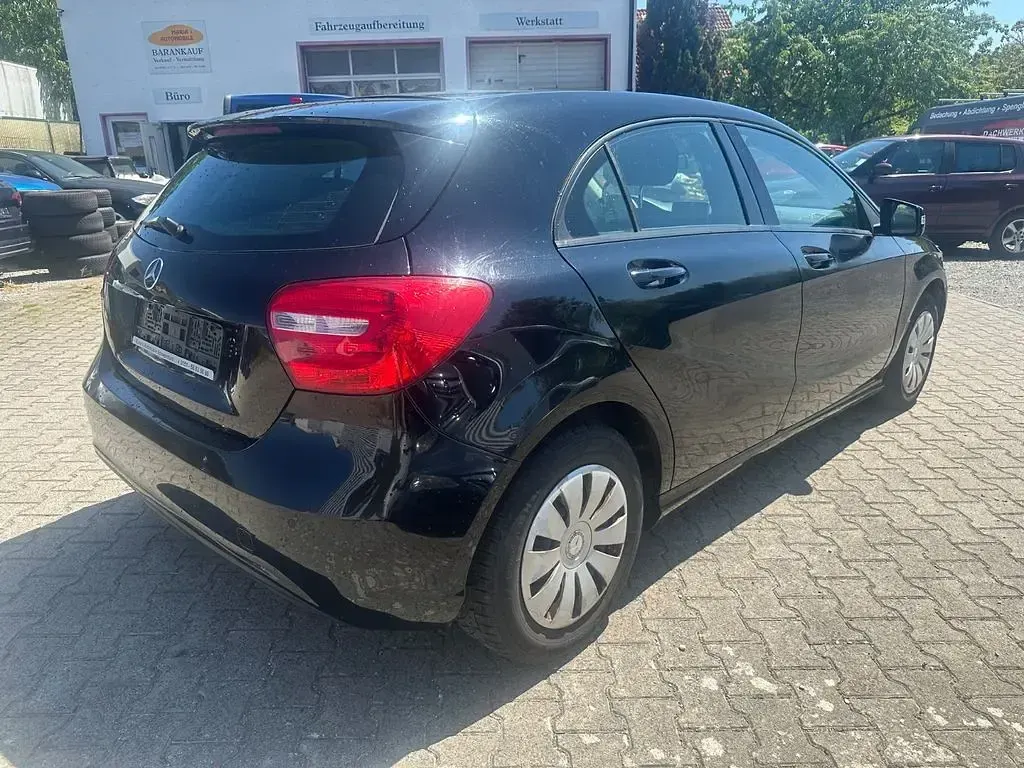 Gebraucht Mercedes A180 109 PS (80 kW) 2015 Schwarz Kleinwagen