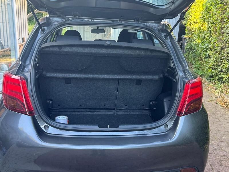 Grau Gebraucht 2014 Toyota Yaris Hybrid Kleinwagen | 10.000 € - Bild 1/4