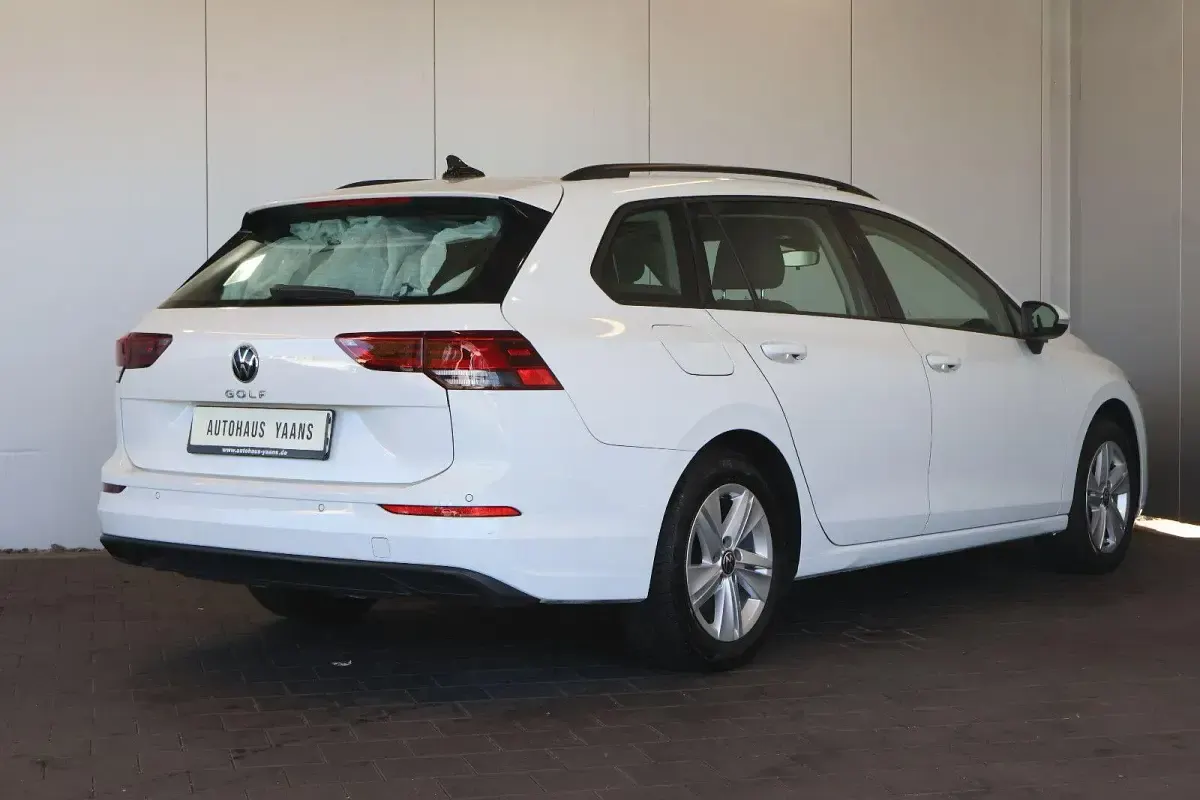Gebraucht VW Golf VIII Life 150 PS (110 kW) 2022 Weiß Kombi