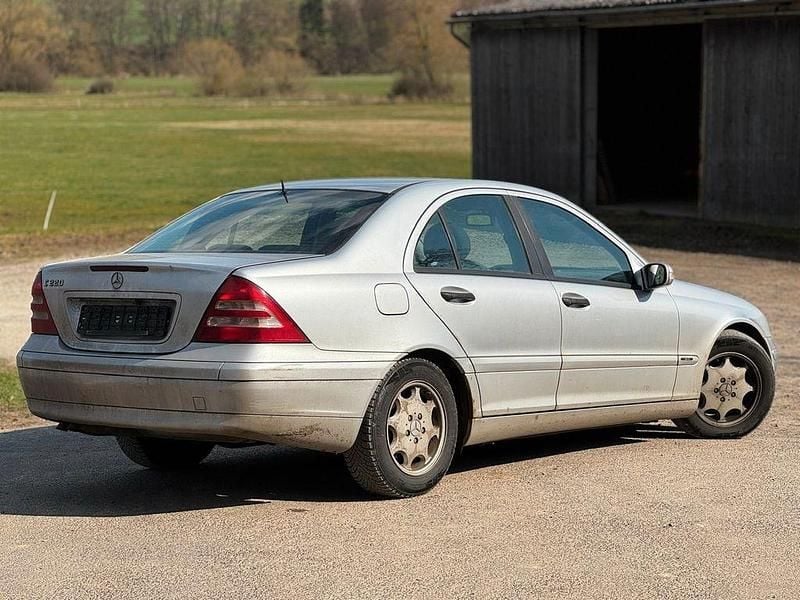 Gebraucht Mercedes C220 150 PS (110 kW) 2003 Silber Limousine