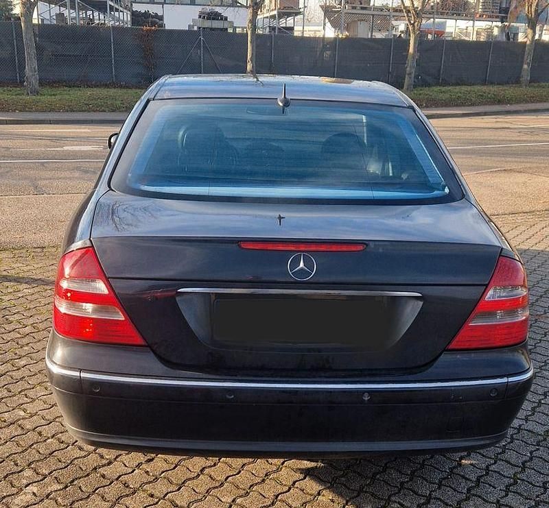Gebraucht Mercedes E270 Avantgarde 177 PS (130 kW) 2003 Schwarz Limousine
