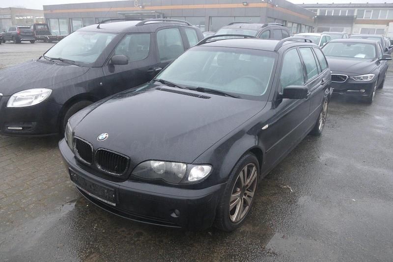 Schwarz Gebraucht 2002 BMW 318 Kombi | 990 € (Guter Preis) - Bild 1/4