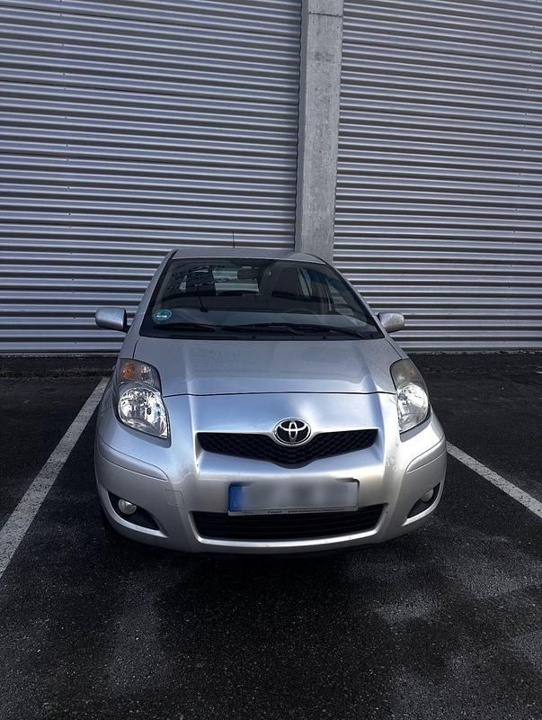 Gebraucht Toyota Yaris 69 PS (50 kW) 2011 Silber Kleinwagen