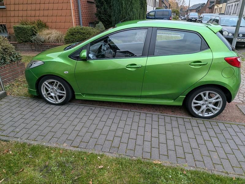 Grün Gebraucht 2007 Mazda 2 Kleinwagen | 2.000 € - Bild 1/4