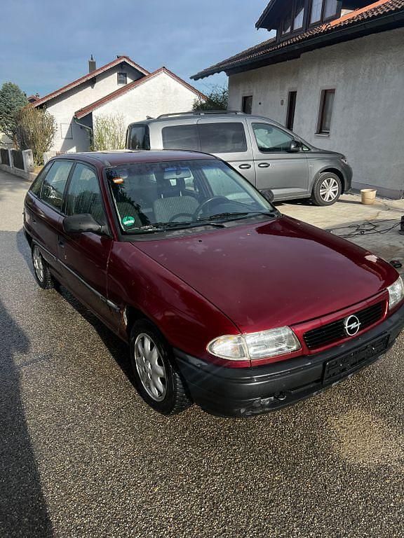 Second-hand Opel Astra 60 CP (44 kW) 1995 Roșu Berlinǎ