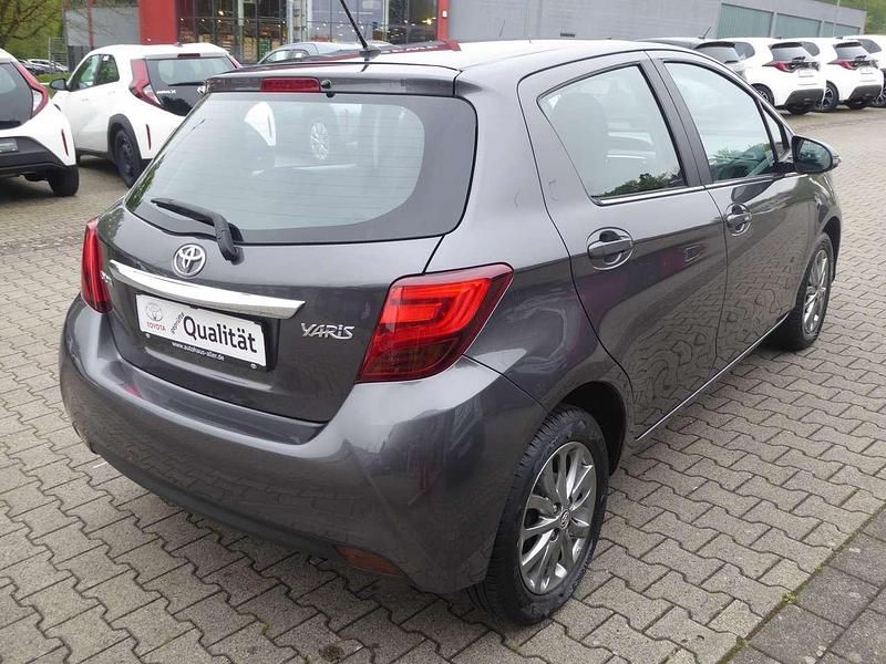 Gebraucht Toyota Yaris Active 69 PS (50 kW) 2016 Marlingrau Limousine