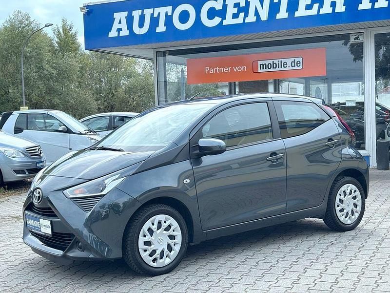 Grau Gebraucht 2021 Toyota Aygo X-play Kleinwagen | 10.900 € (Fairer Preis) - Bild 1/4