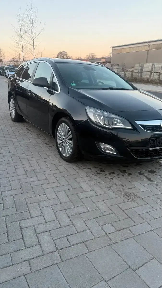 Gebraucht Opel Astra 140 PS (102 kW) 2011 Schwarz Kombi