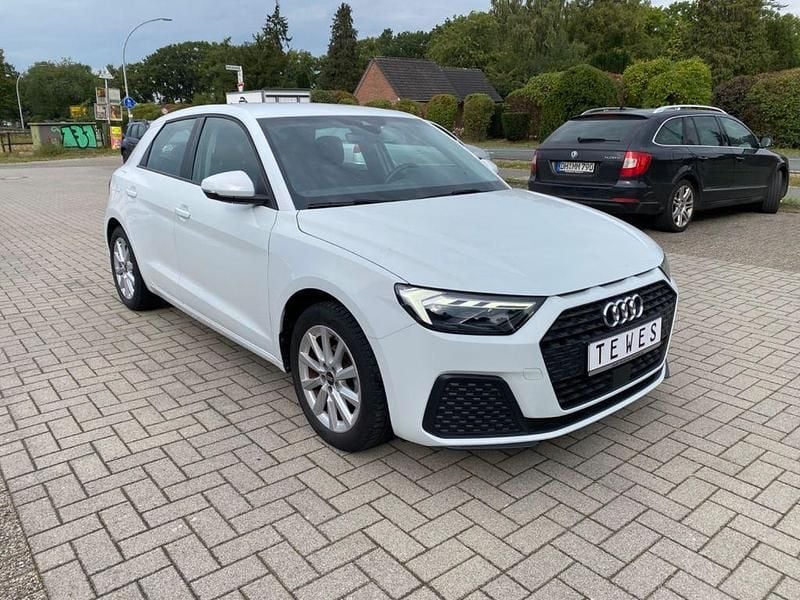 Weiß Gebraucht 2022 Audi A1 Sportback Kleinwagen | 15.950 € (Guter Preis) - Bild 1/4