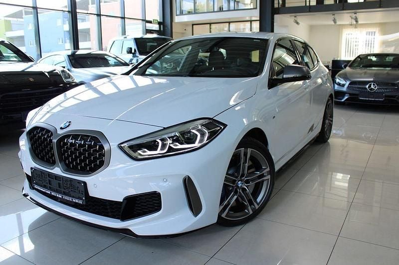 Alpinweiss** Gebraucht 2023 BMW M135 Performance Kleinwagen | 34.500 € (Guter Preis) - Bild 1/4