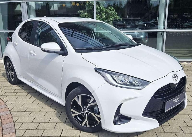Schneeweiß Gebraucht 2025 Toyota Yaris Hybrid Comfort Kleinwagen | 22.990 € (Fairer Preis) - Bild 1/4