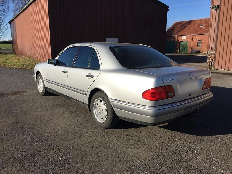 Gebraucht Mercedes E290 129 PS (94 kW) 1997 Silber Limousine