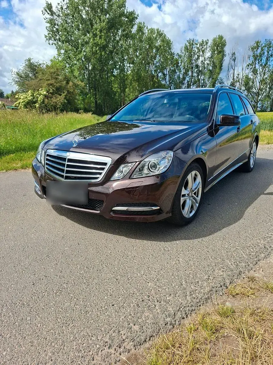 Gebraucht Mercedes E220 Avantgarde 170 PS (125 kW) 2012 Braun Limousine