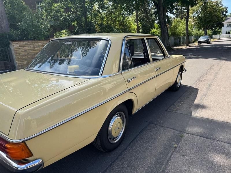 Gelb Gebraucht 1976 Mercedes W115 Limousine | 14.600 € - Bild 1/4