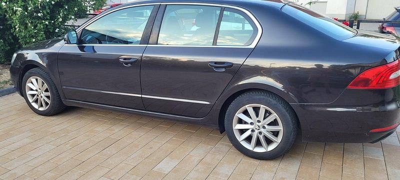 Gebraucht Skoda Superb 105 PS (77 kW) 2013 Braun Limousine