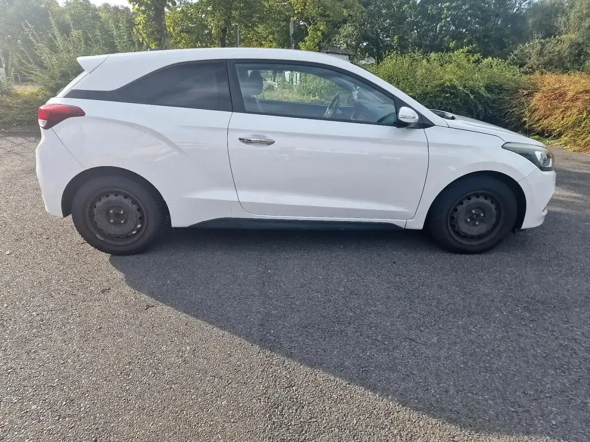 Gebraucht Hyundai i20 101 PS (74 kW) 2015 Weiß Coupé