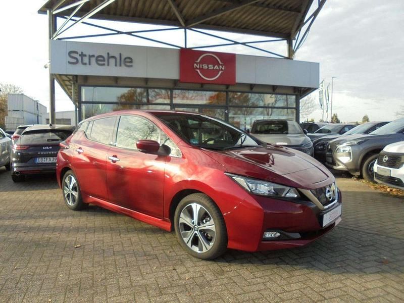 Gebraucht Nissan Leaf 360º 110 kW (150 PS) 2020 Magnetic rot Kleinwagen