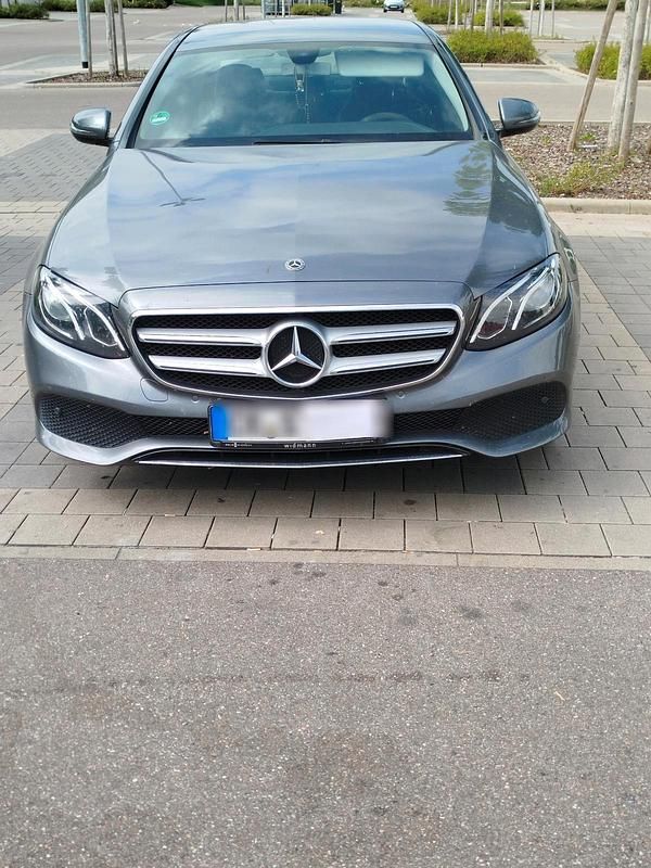 Grau Gebraucht 2018 Mercedes E220 Limousine | 22.050 € (Superpreis) - Bild 1/4