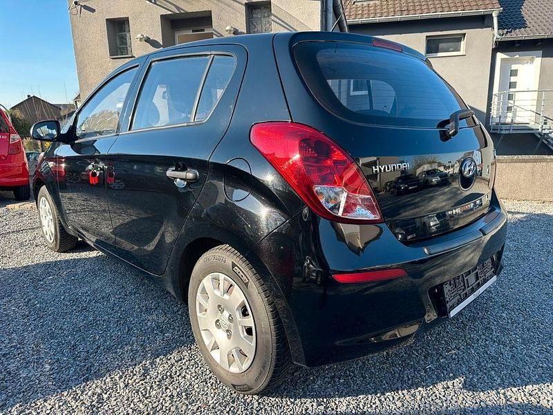 Gebraucht Hyundai i20 Edition 86 PS (63 kW) 2014 Schwarz Kleinwagen