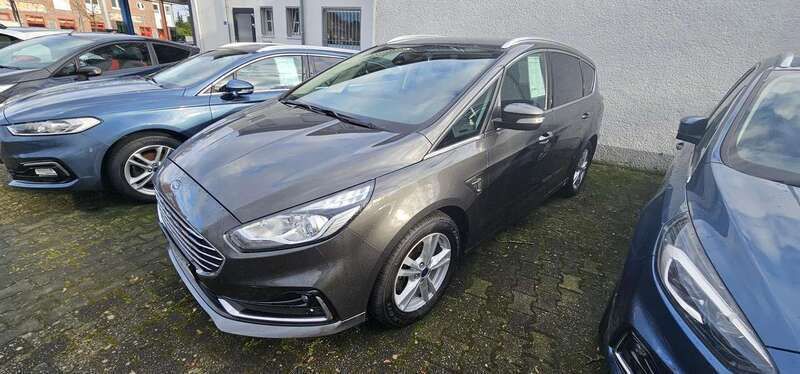 Grau Gebraucht 2021 Ford S-MAX Titanium Van / Kleinbus | 25.399 € (Teuer) - Bild 1/4
