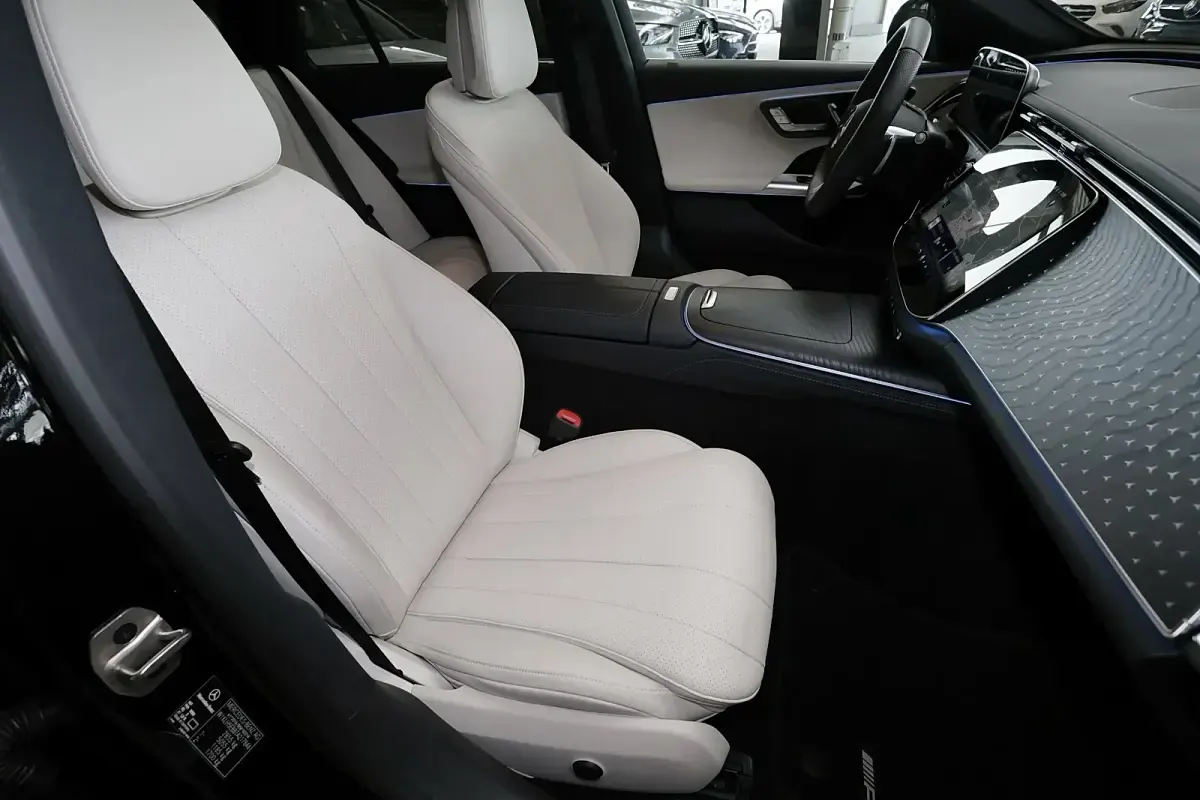 Gebraucht Mercedes E300 AMG 204 PS (150 kW) 2025 Metalliclack obsidianschwarz Kombi