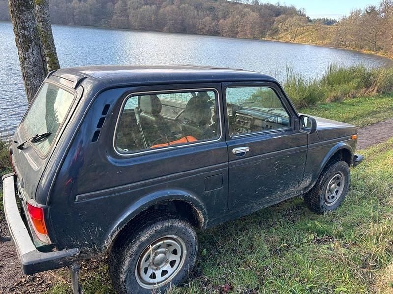 Grün Gebraucht 2014 Lada niva SUV | 5.100 € - Bild 1/4